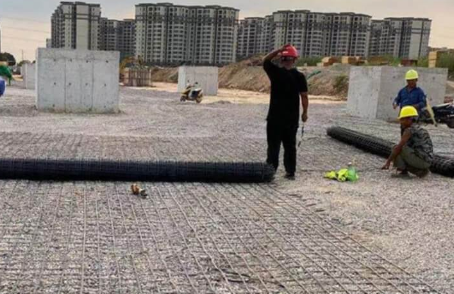 乌烈镇土工格栅铺设前地基要怎么处理？